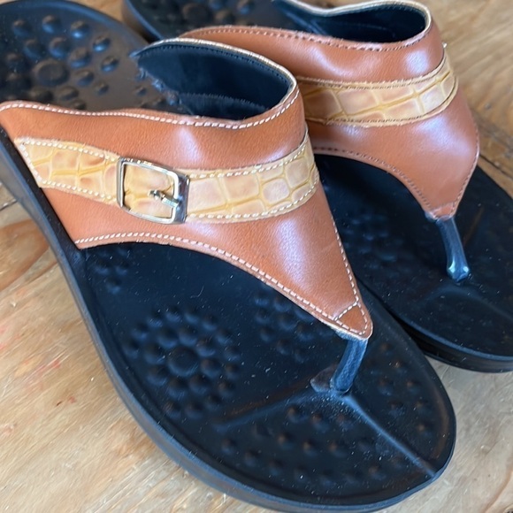 Nwt AEROTHOTIC Arch Support Flip Flips MIRAGE PLATFORM SANDALS Tan 7 - Picture 4 of 10